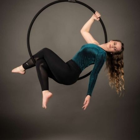 Dana sitzt in einem Aerial-Hoop