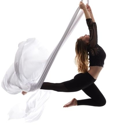 Dana performt mit einem Aerial Silk