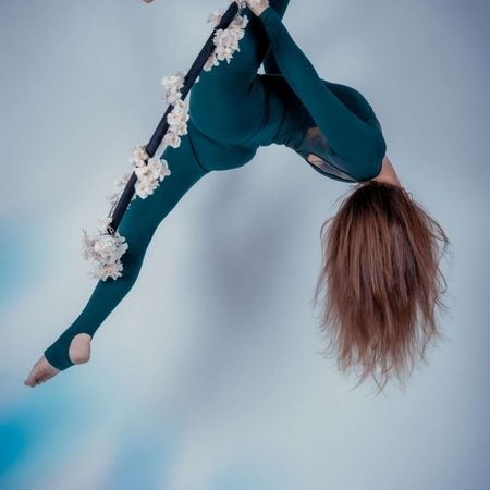 Lisa mit einem blumigen Aerial Silk