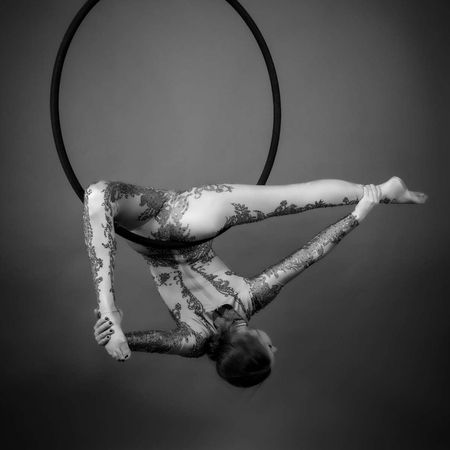 Lisa in einem kunstvollen, schwarz-weiß Foto in einem Hoop