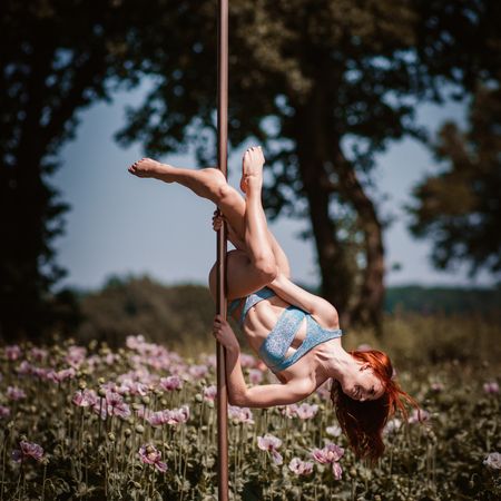 Jolien an einer Pole im Mohnfeld