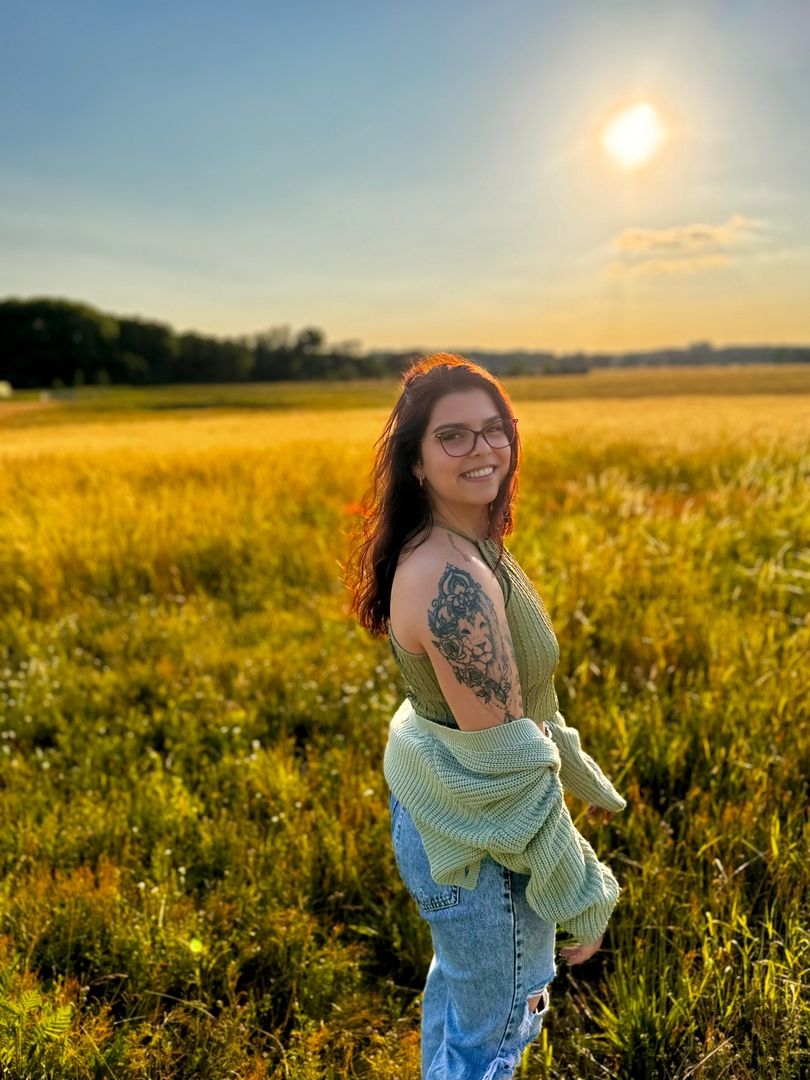 Nadine steht auf Wiese
