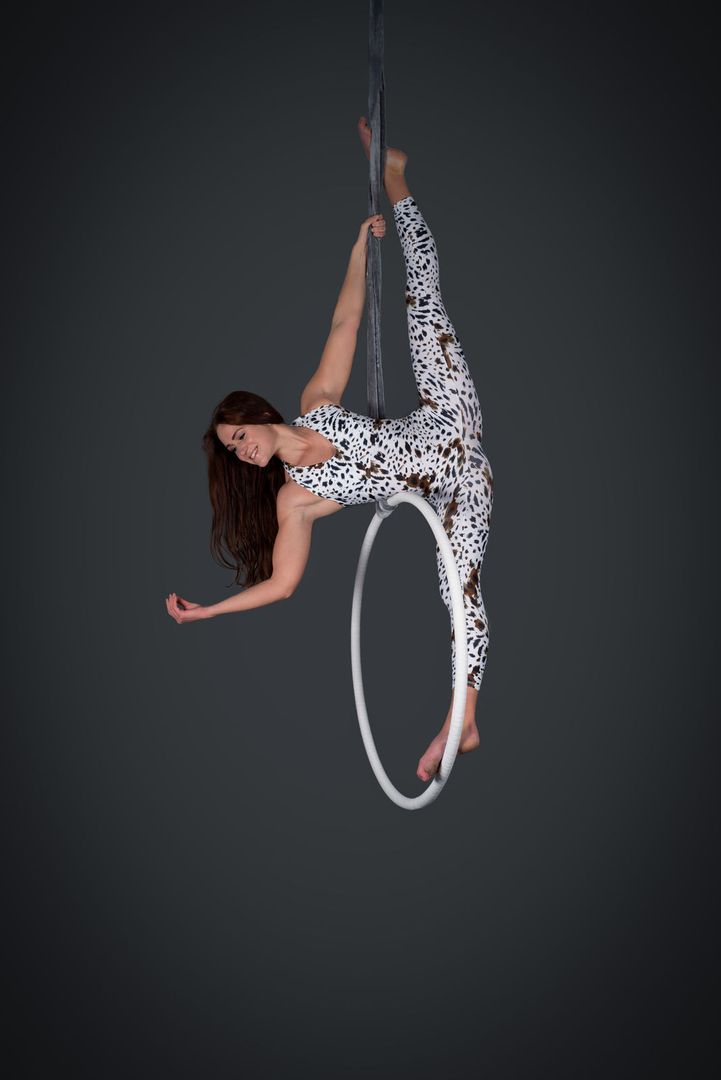 Sabrina im Aerial Hoop mit Spagat