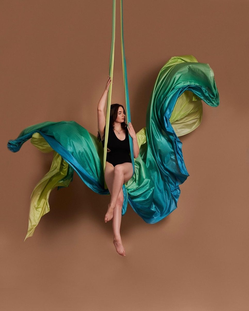 Magdalena in einem bunten Aerial Tuch